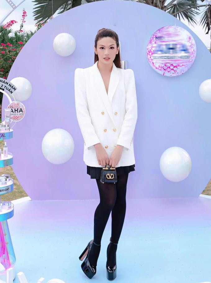 Dao Ba Loc mac vay ngan cun con khoe chan 'nuot nuon nuot'-Hinh-4