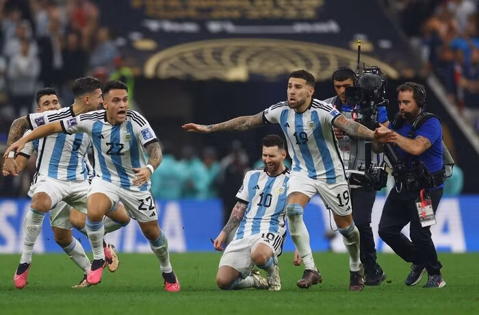 Argentina đánh bại Pháp 4-2 trên chấm phạt đền sau 120 phút hoà 3-3.