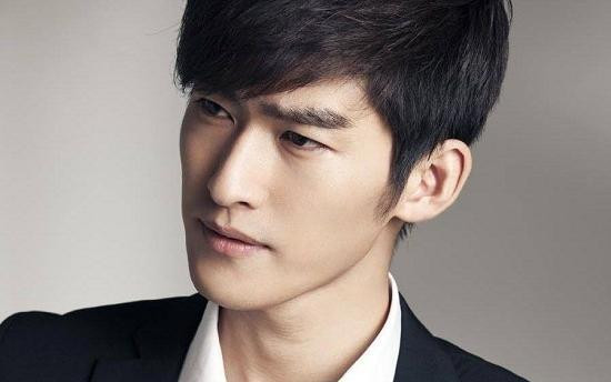 2. Cằm nhọn không có thịt. Về nhân tướng học, nếu người đàn ông cằm nhọn, không có thịt thì đa phần đều xấu tính, ích kỷ, chỉ biết nghĩ đến bản thân mà không bao giờ biết cho người khác.