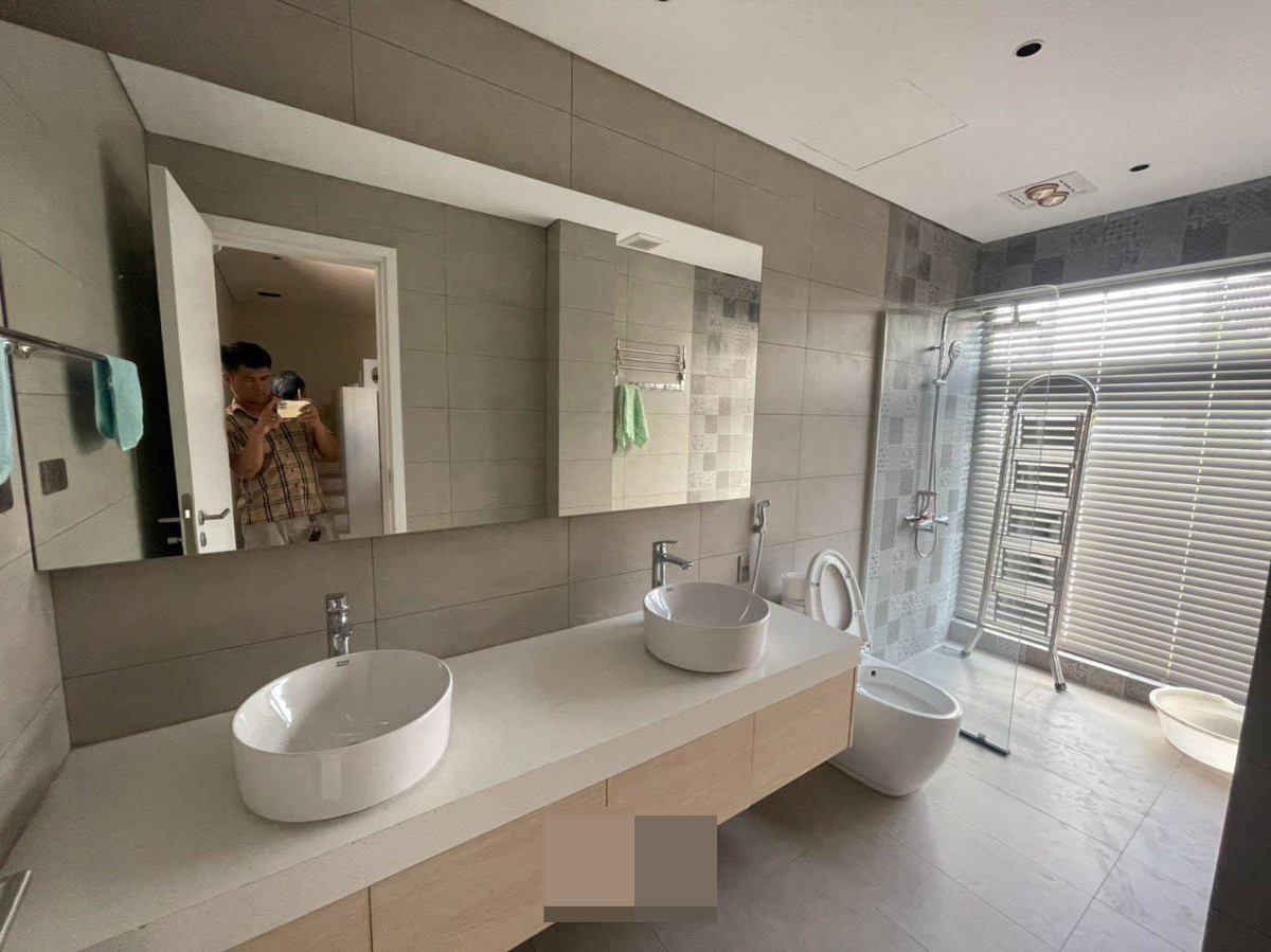 Phòng vệ sinh rộng, nhiều nắng, màu sắc nhã nhặn, tinh tế. Bệ rửa mặt đôi thuận tiện cho gia chủ khi sinh hoạt.