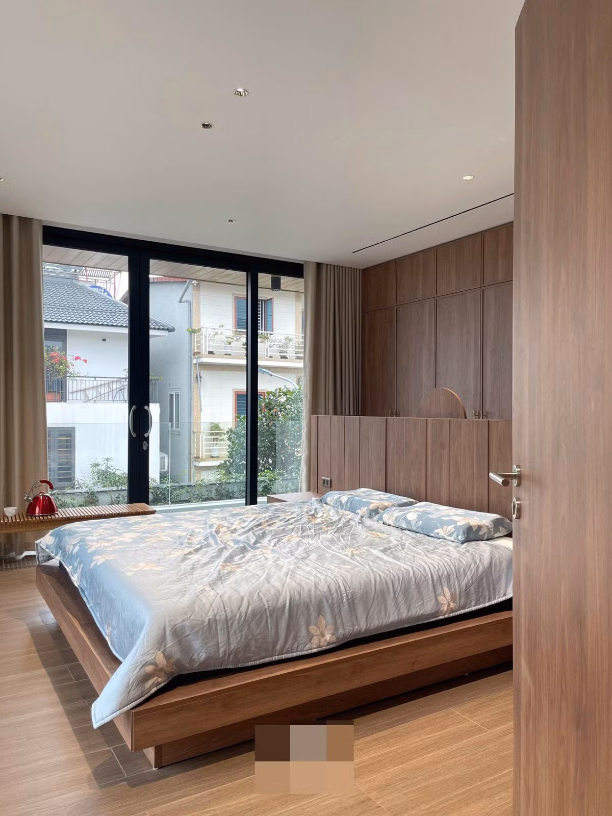 Phòng ngủ master tối giản, nhẹ nhàng.