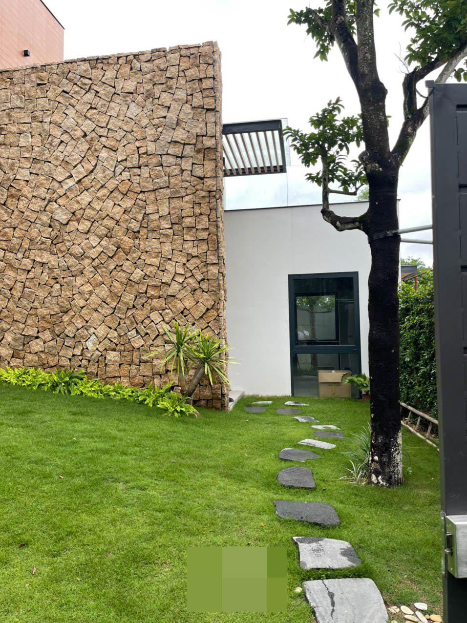 Kiến trúc sư Lê Đức Hòa cùng cộng sự tham gia thiết kế, thi công cho công trình này vào năm 2021. Không gian villa gần gũi với thiên nhiên, nhiều mảng xanh, ánh sáng tràn vào ngôi nhà mang đến cảm giác phóng khoáng, thư giãn.