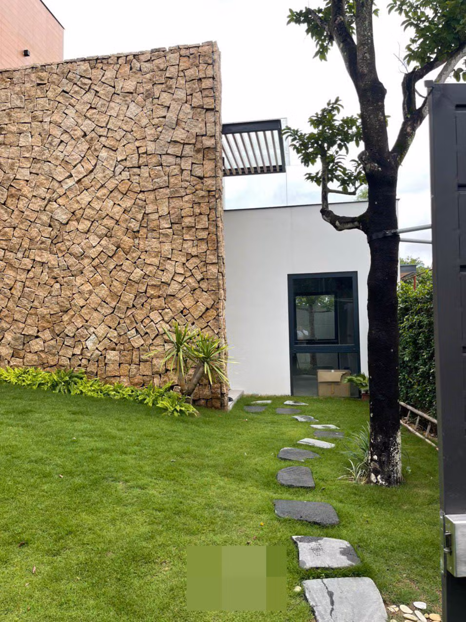 Kiến trúc sư Lê Đức Hòa cùng cộng sự tham gia thiết kế, thi công cho công trình này vào năm 2021. Không gian villa gần gũi với thiên nhiên, nhiều mảng xanh, ánh sáng tràn vào ngôi nhà mang đến cảm giác phóng khoáng, thư giãn.