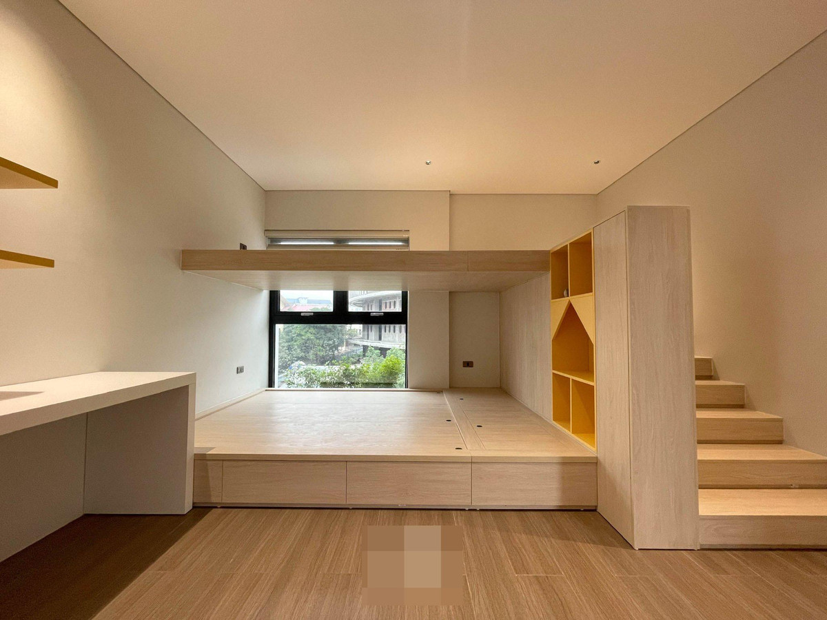 Phòng ngủ bố trí nhiều hộc tủ, kệ nhằm tăng tối đa diện tích sử dụng, lưu trữ giúp nhà luôn gọn gàng.