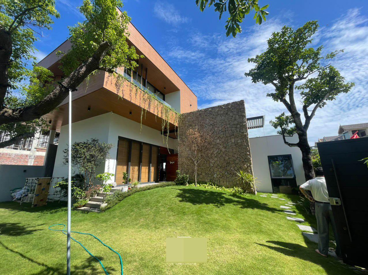 Mảng sân vườn trước nhà thay vì trang trí thiết kế cầu kỳ, nhóm chọn cách làm thảm cỏ đơn giản để lũ trẻ có thể thỏa sức nô đùa vui chơi, lăn lộn 1 cách thoải mái và tự nhiên nhất có thể.