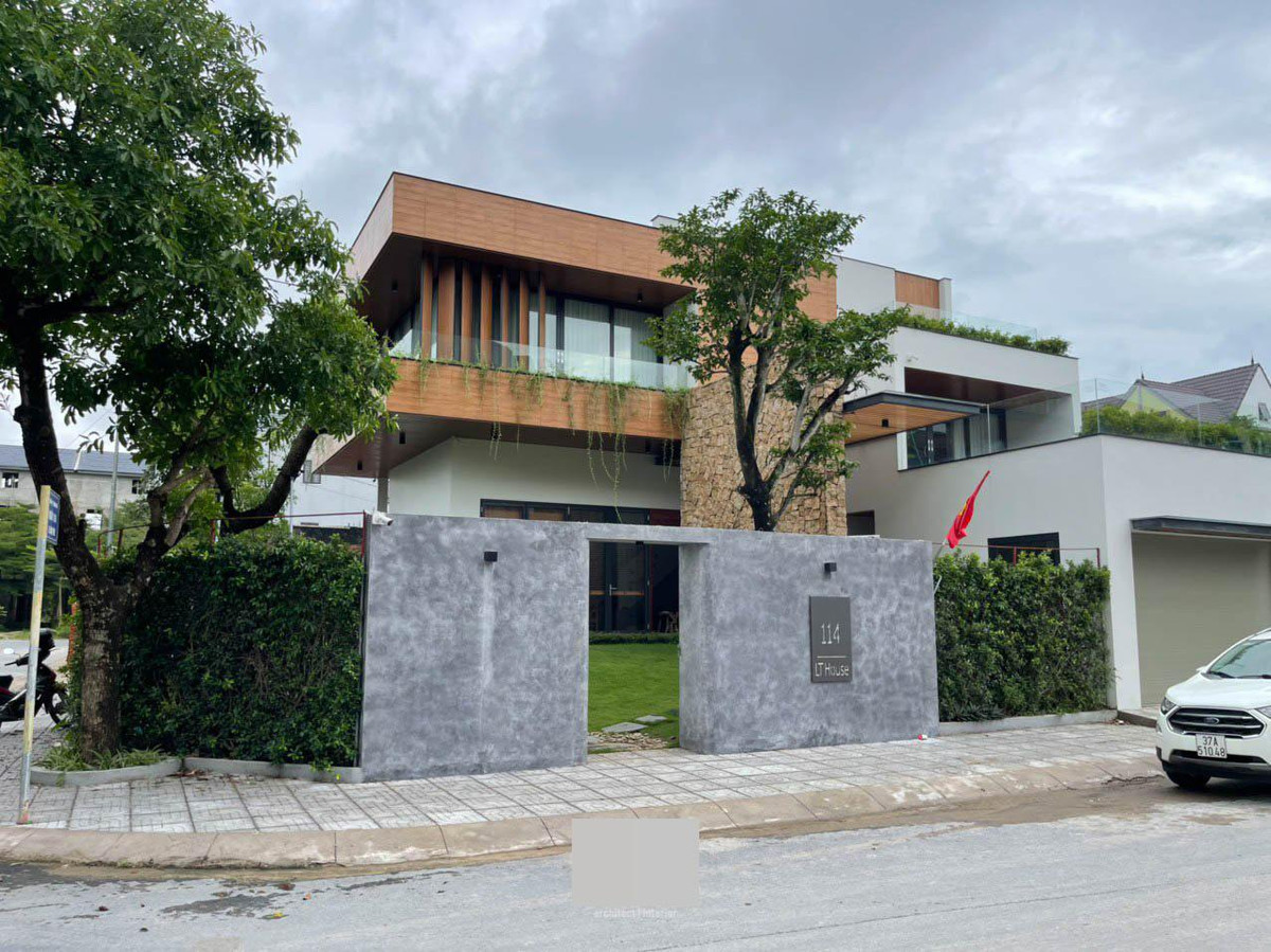 Sau hơn nửa năm đi vào sử dụng, căn villa có diện tích 17x21m ở Nghệ An vẫn còn đẹp như mới, mảng xanh phát triển tươi tốt, bao trùm không gian.