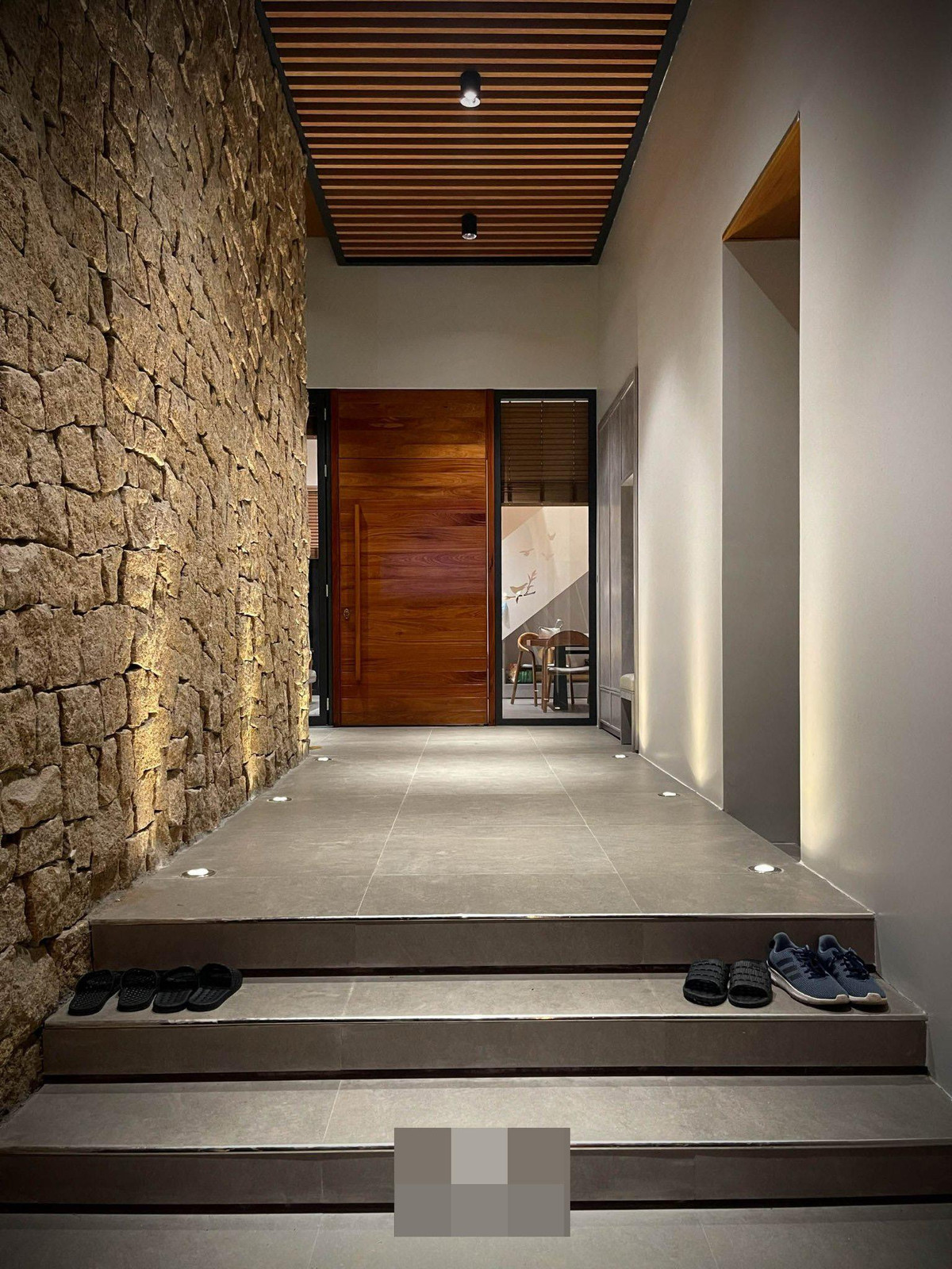 Dù gia chủ ngồi ở đâu, vẫn có view nhìn ra ngoài. Đặc biệt, từ phòng khách tầng 1 có thể quan sát bao quát được mọi góc trong nhà.