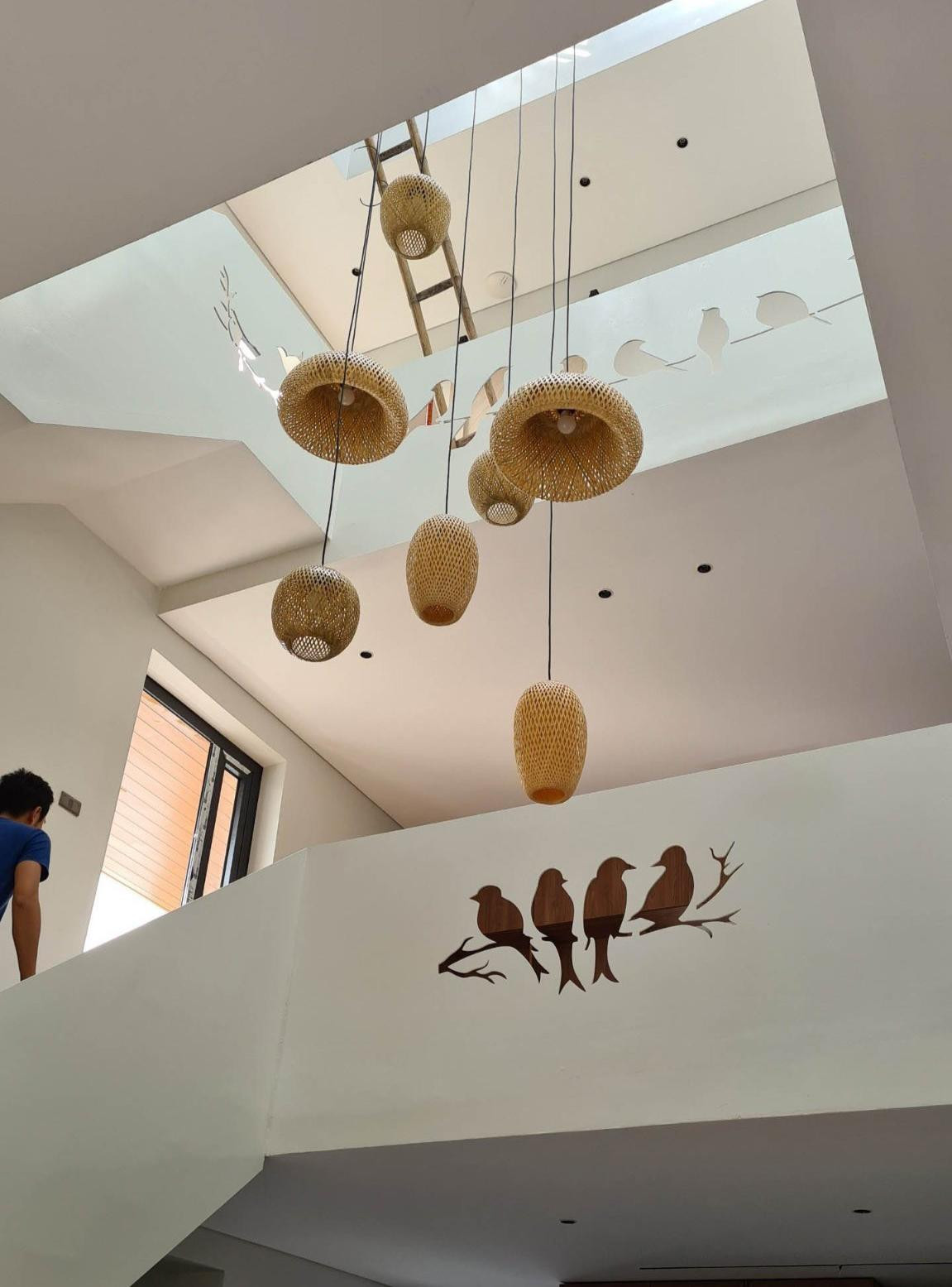 Nhà có nhiều khoảng sáng, khí trời đối lưu, ánh sáng chan hòa tạo ra không gian sống trong lành, dễ chịu.