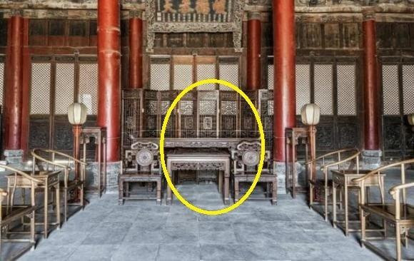 Phong khach khong treo tranh to tien, trong vuon khong trong loai cay nay-Hinh-2