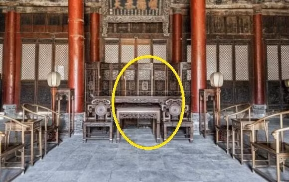 Phong khach khong treo tranh to tien, trong vuon khong trong loai cay nay-Hinh-2