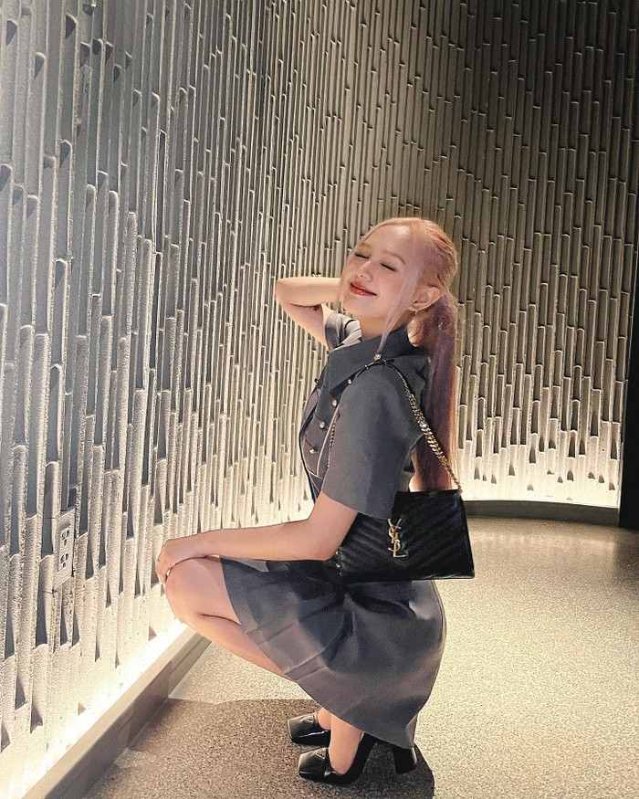 Hot girl 2k2 thanh lịch trong set sơ mi kết hợp cùng váy ngắn tông xám. Cô gây chú ý với chiếc túi hàng hiệu đắt tiền đến từ nhà mốt đình đám. Theo đó, Xoài Non rất biết cách phối đồ phù hợp với vóc dáng bản thân. Cô trung thành với phong cách thời trang nữ tính nhưng không kém phần cá tính. Với những màu sắc được phối hài hòa trong các bộ outfit bắt mắt, Xoài Non sang chảnh như một fashionista thật thụ, không hề thua kém các đàn chị trong nghề.