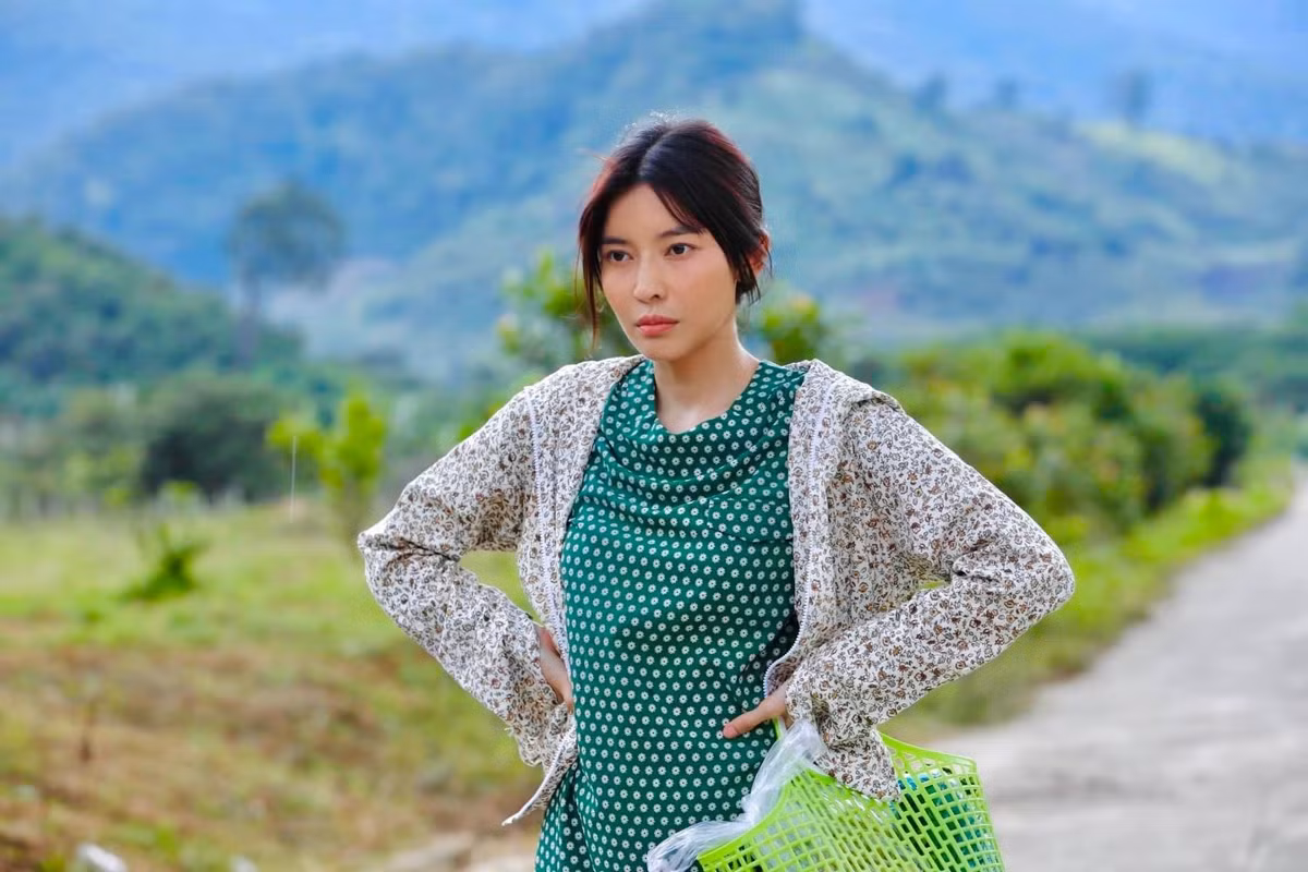 Cao Thai Ha tron trong nha ve sinh khoc sau moi canh nong