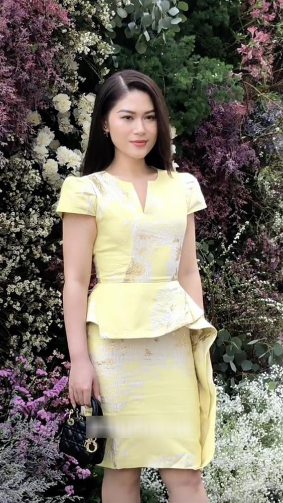 uất hiện tại một sự kiện mới đây, Ngọc Thanh Tâm gây chú ý khi diện chiếc đầm vàng có phần bèo nhún to bồng bềnh, chân váy bút chì ôm sát vòng 3. Trang phục dự sự kiện của cô khá đơn giản và có phần hơi hướng công sở.