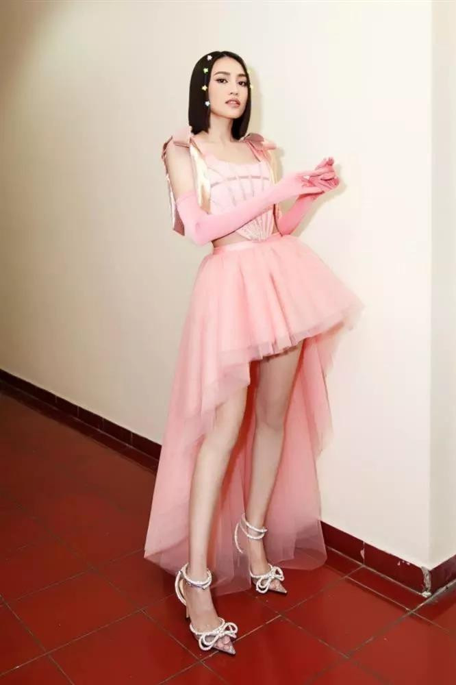 an Ngọc cũng là một trong những mỹ nhân sở hữu mẫu giày hot trend. Cô kết hợp đôi giày với bộ váy hồng công chúa, chân váy bồng xòe mang đến diện mạo vừa đáng yêu, vừa ngọt ngào.