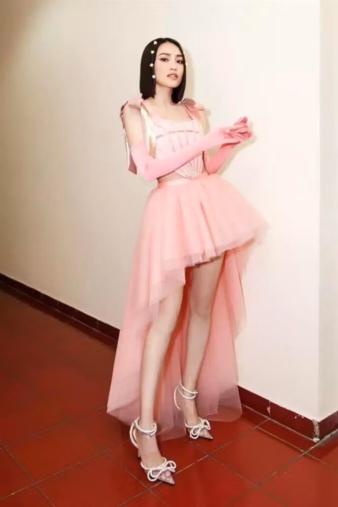 Lan Ngọc cũng là một trong những mỹ nhân sở hữu mẫu giày hot trend. Cô kết hợp đôi giày với bộ váy hồng công chúa, chân váy bồng xòe mang đến diện mạo vừa đáng yêu, vừa ngọt ngào.