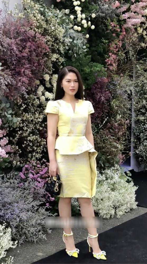 àng rich kid sở hữu chiều cao lý tưởng hơn 1m6 nhưng nhìn hình ảnh này, dù đi guốc cao đến 9 phân thì cô nàng trông vẫn thấp hơn bình thường