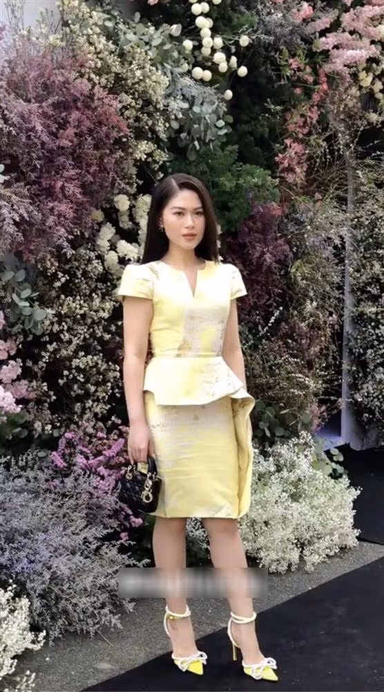 Nàng rich kid sở hữu chiều cao lý tưởng hơn 1m6 nhưng nhìn hình ảnh này, dù đi guốc cao đến 9 phân thì cô nàng trông vẫn thấp hơn bình thường