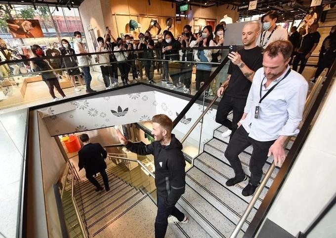 David Beckham gay sot vi o lai ke don ban ghe sau su kien-Hinh-3