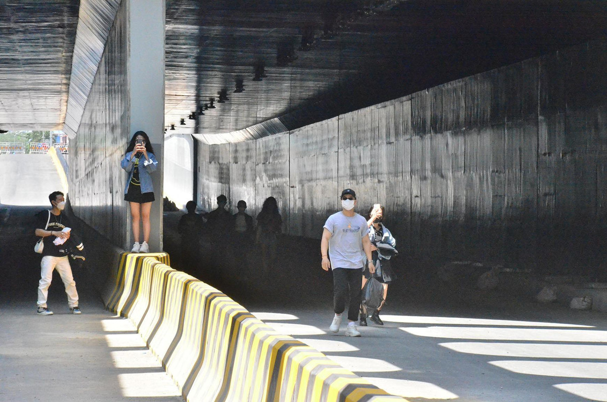 Nằm ở tầng 2 của nút giao thông phía tây cầu Trần Thị Lý, tuy chưa hoàn thành nhưng “ giếng trời” có không gian sang chảnh không khác gì ở trời Âu, thu hút đông đảo sự quan tâm chú ý của các bạn trẻ. Theo Ban quản lý Dự án đầu tư các công trình giao thông Đà Nẵng, hầm chui 3 tầng trong nút giao thông phía tây cầu Trần Thị Lý có tổng chiều dài gần 903m, chiều rộng từ 14,5m-15,5m, với kinh phí xây dựng 723 tỷ đồng. Hiện nay, công trình đã gần hoàn thiện.