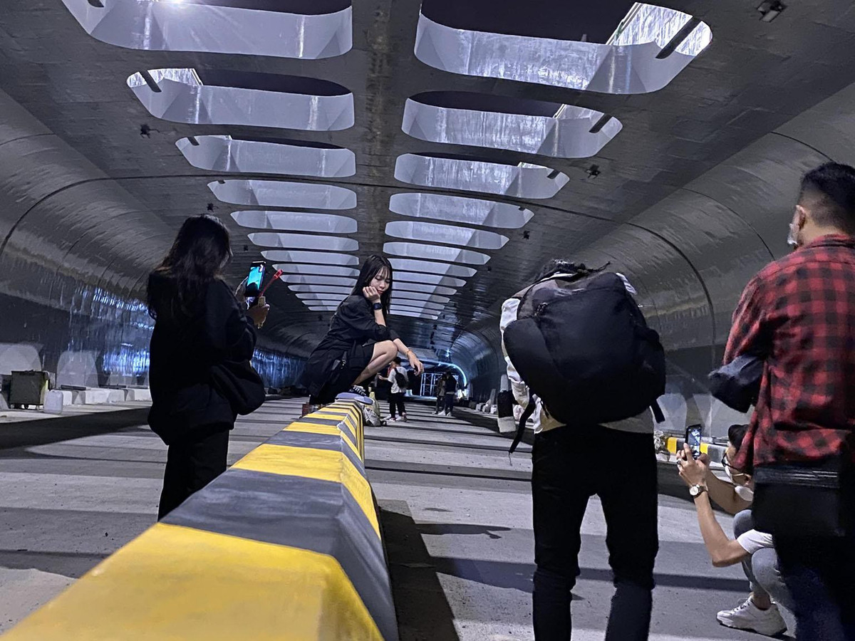 Hầm chui gồm 3 tầng. Tầng trên bố trí cầu vượt thép trên đường 2/9 nối với cầu Trần Thị Lý. Tầng mặt đất được bố trí đảo hình tròn tự điều chỉnh, và tầng dưới cùng bố trí hầm chui trên đường Duy Tân kéo dài qua nút Duy Tân - Núi Thành và Duy Tân - Bạch Đằng nối dài. Trong ảnh, các bạn trẻ check-in với ô vuông được gọi là "giếng trời" độc đáo bên trên tầng hầm.