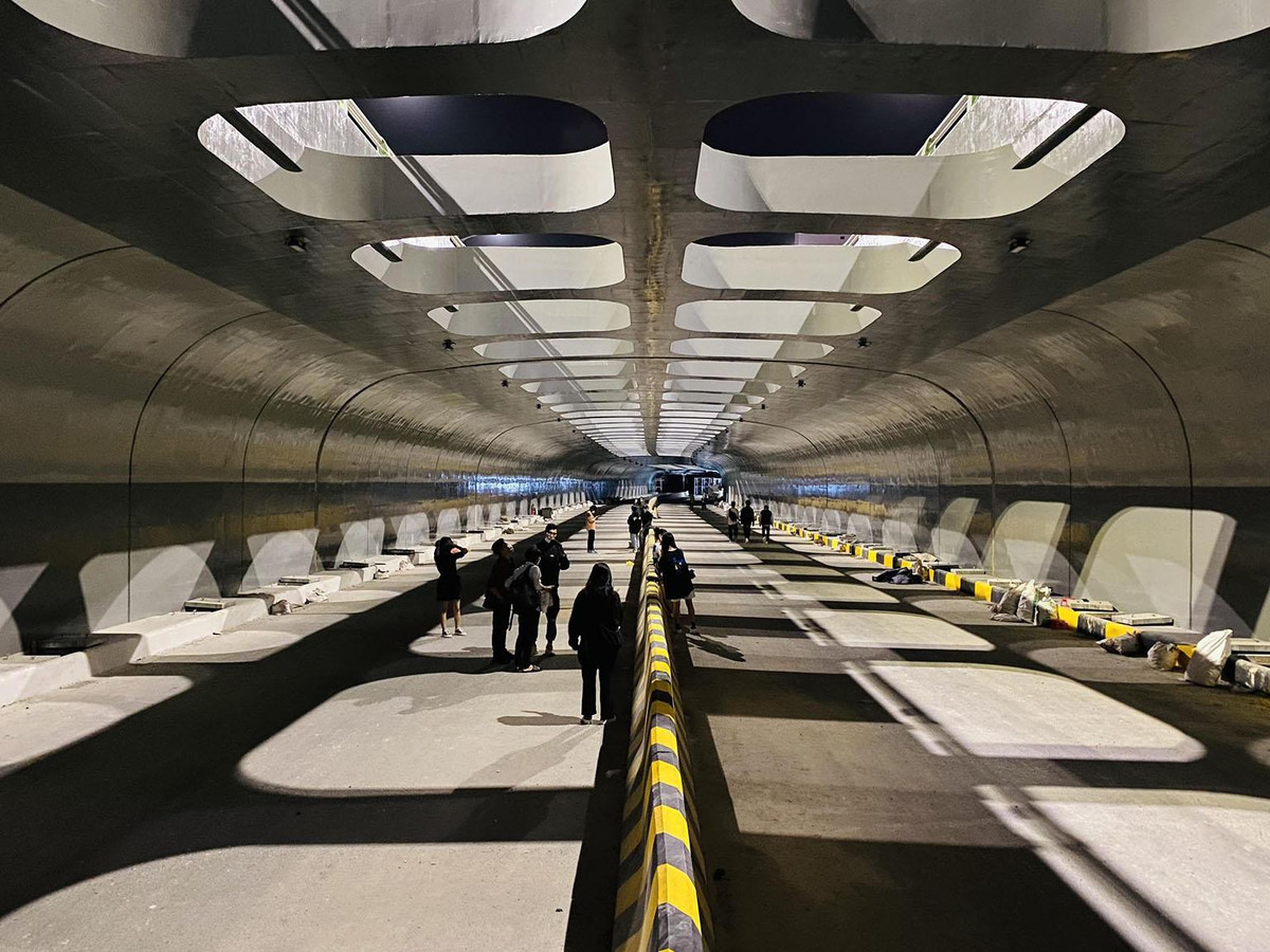 Khoảng một tuần trở lại đây, hầm chui trong nút giao thông phía tây cầu Trần Thị Lý thu hút rất nhiều các bạn trẻ tới đây để check-in, chụp những tấm hình đẹp và độc đáo. Ghi nhận vào buổi tối, tại khu vực này, mọi người đều đeo khẩu trang, chỉ tháo ra khi chụp ảnh, cẩn thận giữ khoảng cách với những người xung quanh để đảm bảo an toàn phòng chống dịch. - Ảnh: Thái Lâm