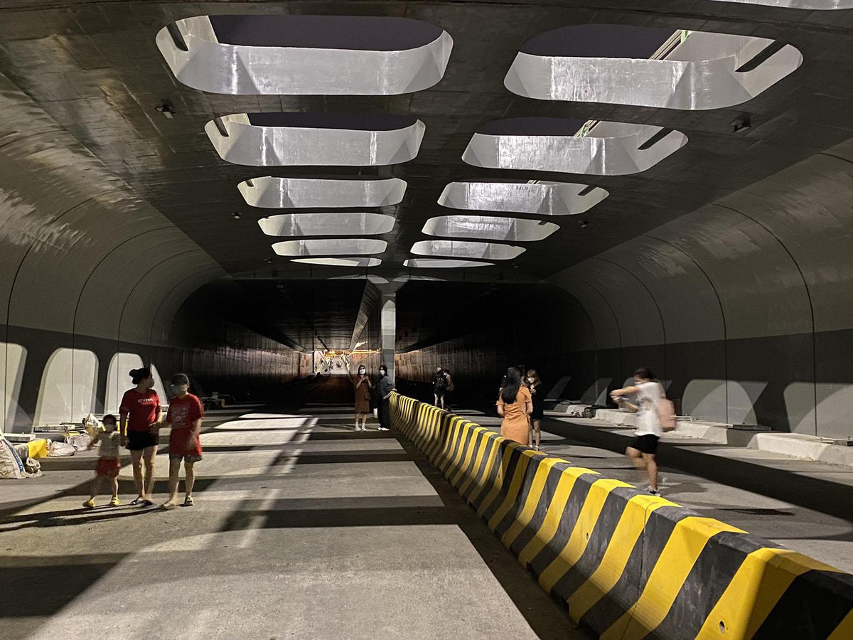 Chị Nguyên (trú quận Hải Châu) dẫn theo con nhỏ tới vào buổi tối, chia sẻ: “Tôi thấy các bạn trẻ chụp hình sống ảo đăng Facebook, vì gần nhà nên tôi dẫn con đến đây chơi. Tới nơi, tôi thấy địa điểm này đẹp còn hơn trên hình. Buổi tối có ánh sáng từ đèn điện chiếu xuyên qua các ô vuông, nhìn xa thấy hun hút khá kỳ ảo….”