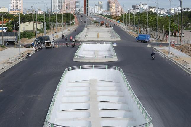 Dự án cải tạo cụm nút giao thông phía tây cầu Trần Thị Lý đang hoàn thiện những khâu cuối cùng, dự kiến khánh thành vào ngày 29/3 nhân dịp kỷ niệm 47 nhân ngày giải phóng TP Đà Nẵng.