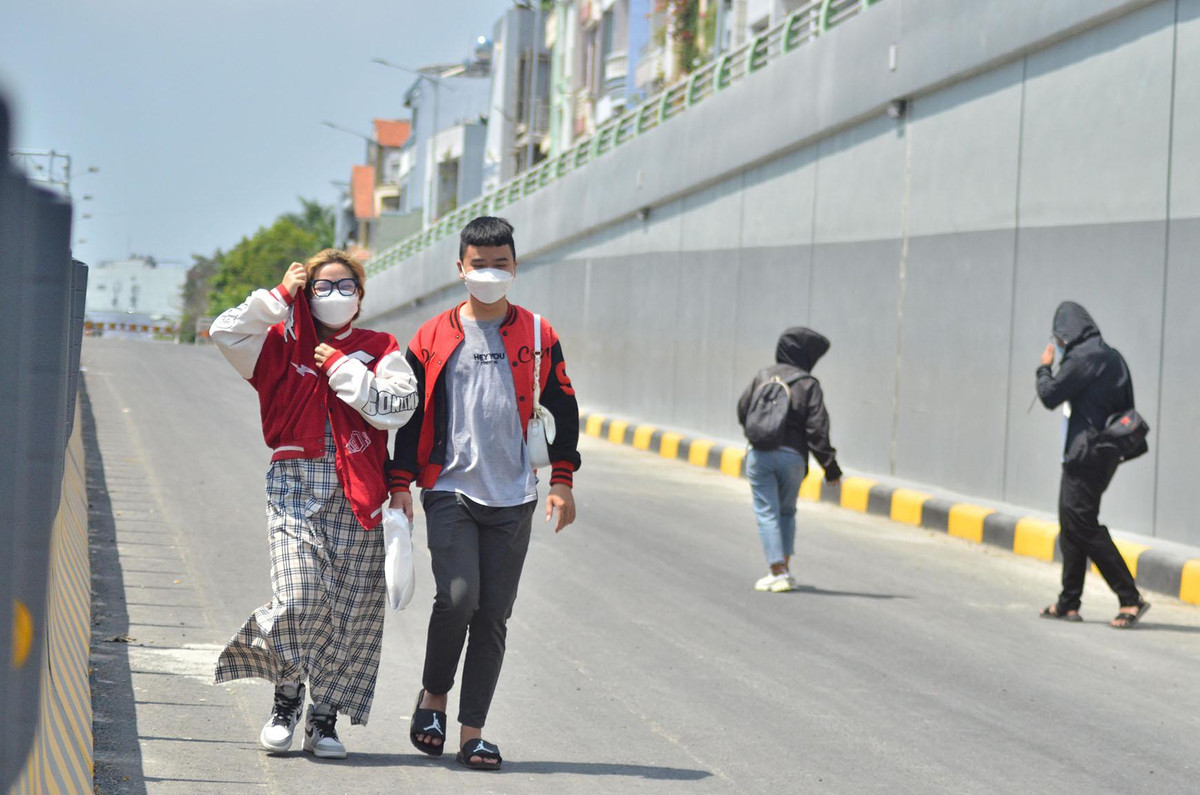 Một số bạn trẻ khác tranh thủ đi buổi trưa vì khi đó có đủ ánh sáng để có những bức hình đẹp.