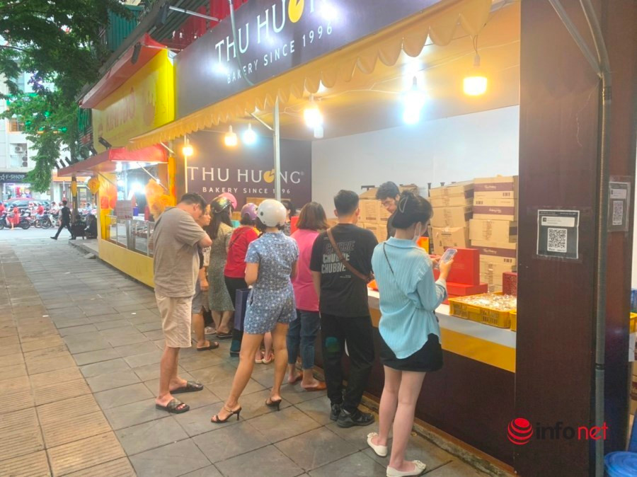 Banh trung thu tang gia nhe, khach mua som, nhieu loai het hang