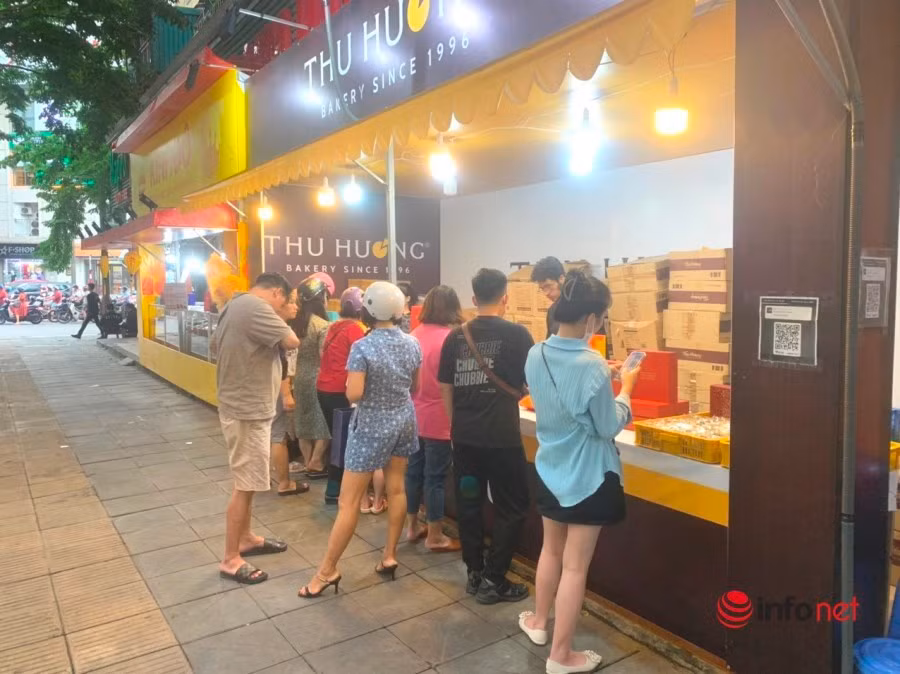 Banh trung thu tang gia nhe, khach mua som, nhieu loai het hang