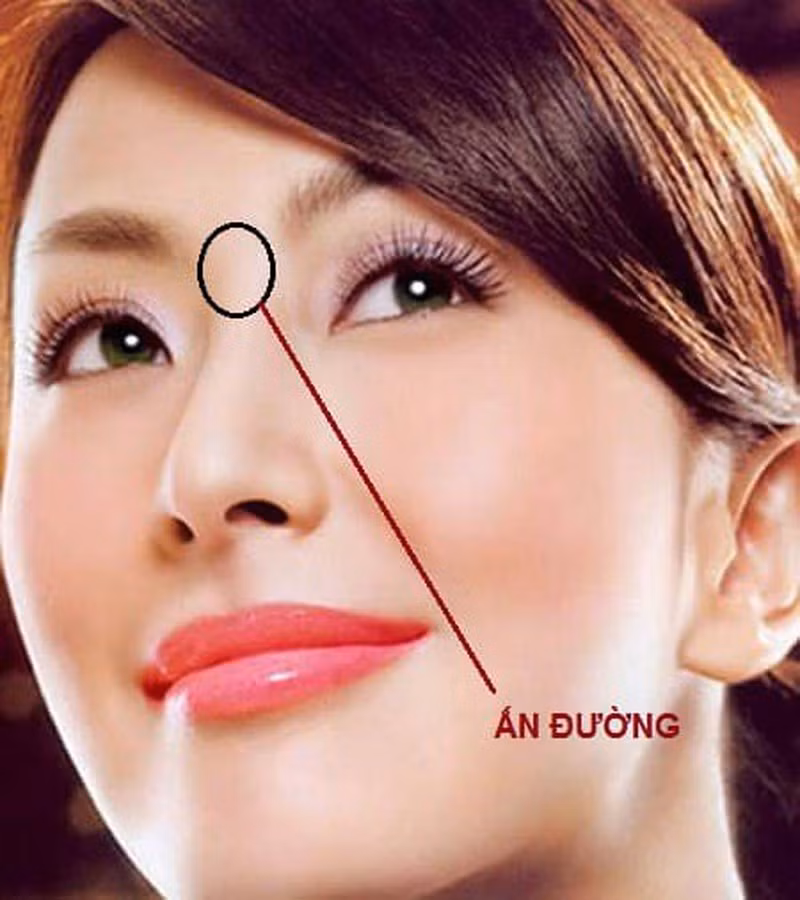 Ấn đường có sẹo, nếp nhăn, bị mày che khuất. Ấn đường là vị trí nằm giữa 2 đầu lông mày, tượng trưng cho hoài bão của một người có thực hiện được hay không. Ấn Đường nên thoáng đãng, có phần nhô lên, kỵ Ấn Đường có nhiều nếp nhăn, sẹo hay bị lông mày che khuất.