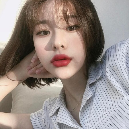 Môi dày. Phụ nữ hay đàn ông sở hữu đôi môi dày và mọng thì trời sinh cho họ tính tình phóng khoáng, tâm địa thiện lương dù gia cảnh chẳng mấy giàu sang, thậm chí là nghèo khổ, khó khăn. Nhược điểm của họ là quá tin người, hay kết giao với bạn bè xấu bụng mà dễ rơi vào cảnh bị lừa gạt, hãm hại gây ra hậu quả khôn lường về tài chính, địa vị.