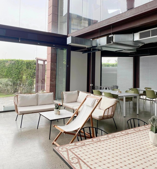 Theo chan Gen Z cheo SUP tai quan ca phe, xin nhu khu nghi duong