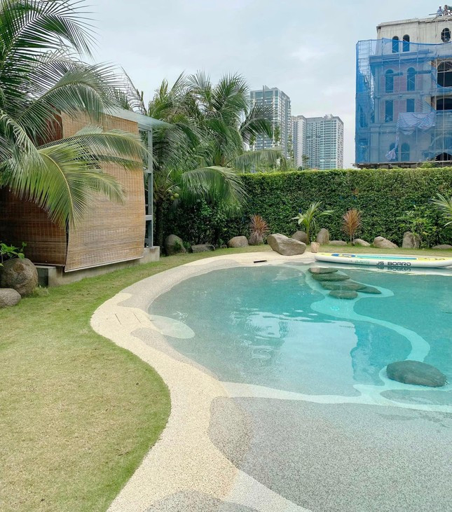 Theo chan Gen Z cheo SUP tai quan ca phe, xin nhu khu nghi duong-Hinh-3