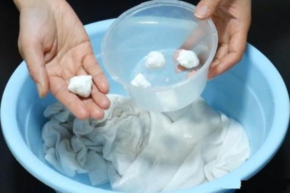 Giặt quần áo thêm vào 2 viên này: Quần áo ố vàng mấy cũng sạch Giat quan ao them vao 2 vien nay: Quan ao o vang may cung sach