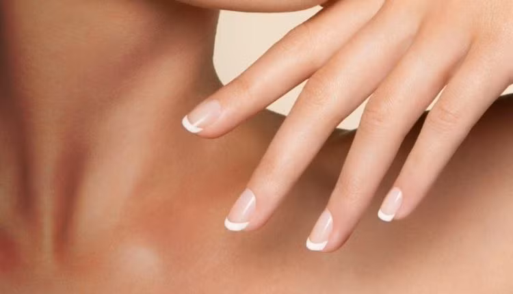 Bởi vậy, từ xưa người Trung Hoa đã xem phụ nữ có bàn tay nhỏ, da dẻ hồng hào không khô hay lộ ra gân xanh là người vợ mẫu mực, mẹ hiền vợ đảm rồi. Bởi, theo họ người có bàn tay càng to, ngón tay càng lớn thì khả năng quản lý tài chính càng không tốt.