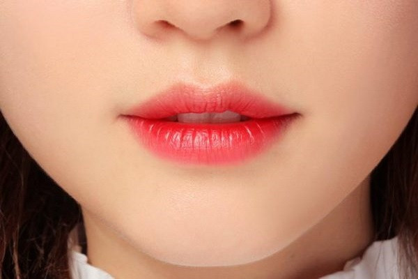 Cổ nhân cũng nhận thấy rằng những người có môi anh đào đã kiếm tiền tốt lại còn quản lý tiền bạc giỏi. Nói chung, họ mang lại phúc khí cho gia đình, chồng con trong gia đình nên trong gia đình quan lại ngày xưa, đây là yếu tố đầu tiên để kén dâu cho con.