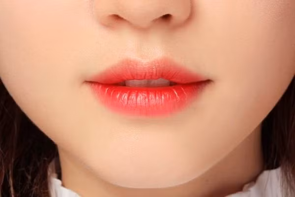 Cổ nhân cũng nhận thấy rằng những người có môi anh đào đã kiếm tiền tốt lại còn quản lý tiền bạc giỏi. Nói chung, họ mang lại phúc khí cho gia đình, chồng con trong gia đình nên trong gia đình quan lại ngày xưa, đây là yếu tố đầu tiên để kén dâu cho con.