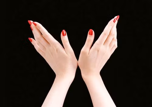 Những người có bàn tay nhỏ còn có tính tình dễ chịu, biết kính trên nhường dưới, không bao giờ nói lại mẹ chồng hay to tiếng với chồng. Thế nên, gia đình họ bao giờ cũng êm ấm, hạnh phúc. Còn trong phong thủy thì đây là kiểu người biết trân trọng đồng tiền, lúc nào cũng có khao khát làm giàu, có tham vọng.