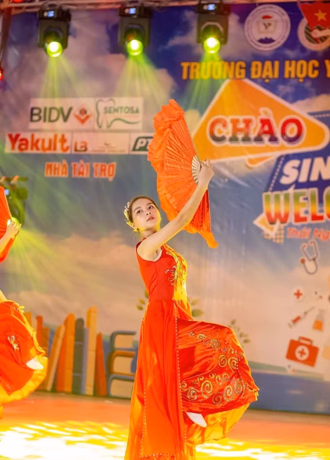 Nu sinh tai sac ven toan cua truong DH Y Duoc - DH Thai Nguyen-Hinh-5