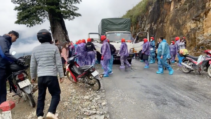 Nhóm phượt thủ chặn xe tải rồi hành hung tài xế gây bức xúc Nhom phuot thu chan xe tai roi hanh hung tai xe gay buc xuc