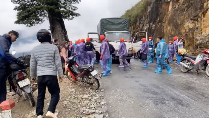 Nhom phuot thu chan xe tai roi hanh hung tai xe gay buc xuc