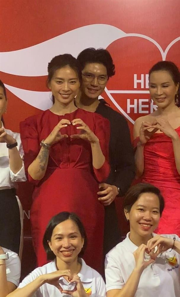 Khi chụp ảnh lưu niệm, thay vì đứng cạnh vợ như bình thường, Huy Trần lại lùi lại phía sau, nhường spotlight cho bà xã nhưng vẫn không quên đặt bàn tay "đánh dấu chủ quyền".