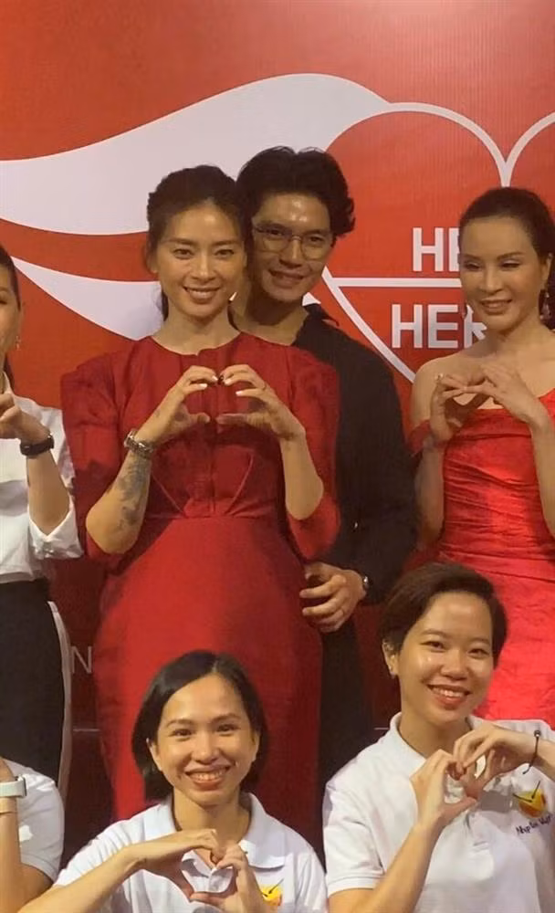 Khi chụp ảnh lưu niệm, thay vì đứng cạnh vợ như bình thường, Huy Trần lại lùi lại phía sau, nhường spotlight cho bà xã nhưng vẫn không quên đặt bàn tay "đánh dấu chủ quyền".