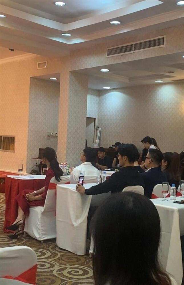 Trong suốt sự kiện, anh cũng không ngồi cạnh mà ngồi hàng ghế sau và ghi lại những khoảnh khắc đẹp cho bà xã. Khi nửa kia bận trò chuyện với các khách mời, Huy Trần đi vòng quanh như vệ sĩ rồi lặng lẽ theo sau.