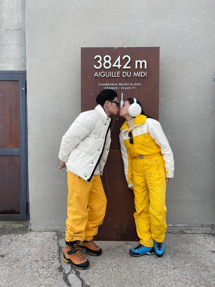 Dù kết hôn khá muộn nhưng Ngô Thanh Vân thực sự được chồng trẻ cưng chiều hết mực. Sau cưới, cả 2 tận hưởng chuyến du lịch kết hợp công tác ở châu Âu khá dài cùng nhau.