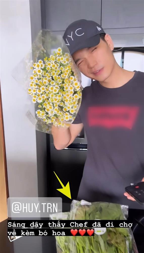 Huy Trần cưng chiều bà xã đến mức tặng hoa, nấu ăn và kiêm luôn nhiệm vụ phó nháy ghi lại vlog về cuộc sống vợ chồng son của 2 người.