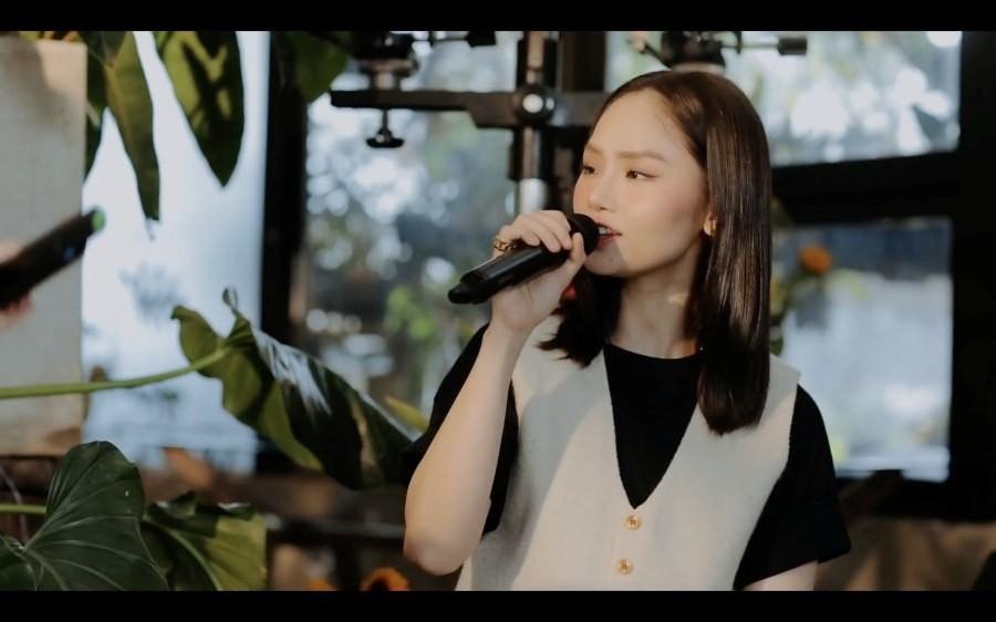 Miu Le chung mic Chi Pu, netizen xoc xiem: '2 chien than hat live'-Hinh-2