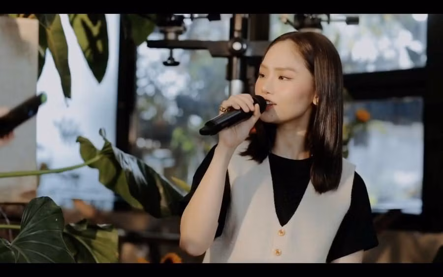 Miu Le chung mic Chi Pu, netizen xoc xiem: '2 chien than hat live'-Hinh-2