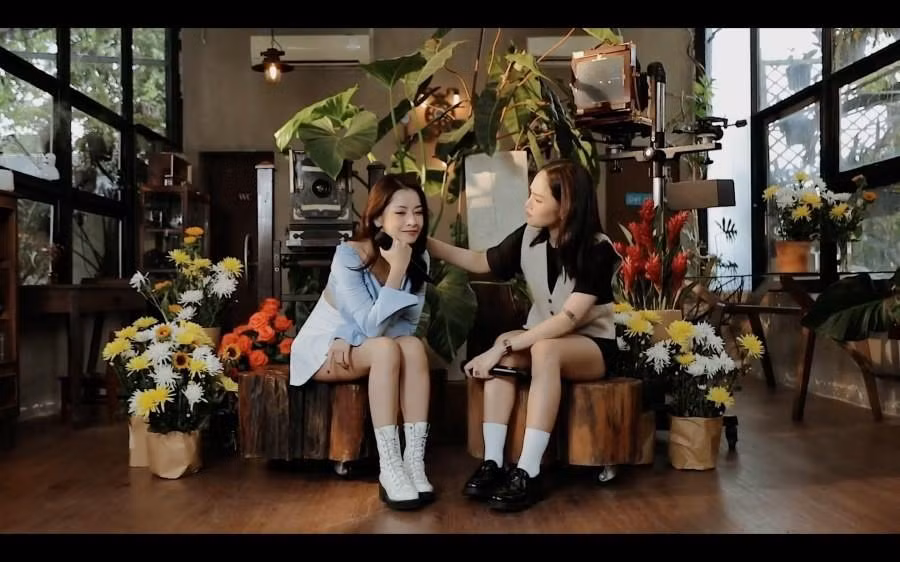 Miu Le chung mic Chi Pu, netizen xoc xiem: '2 chien than hat live'-Hinh-3